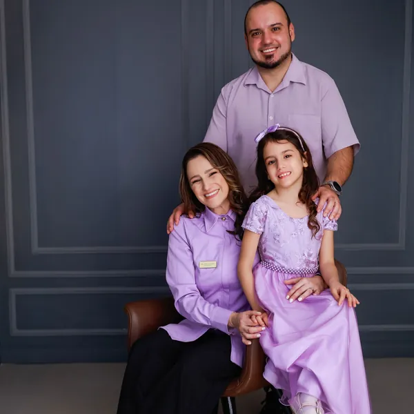 Retrato da família da Dra. Aline vestindo lilás