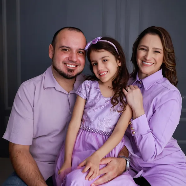 Família da Dra. Aline sorrindo abraçada