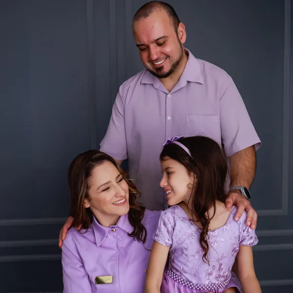 Dra. Aline com a família em sessão de fotos